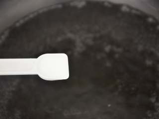 香椿拌豆腐,锅中水烧开，放1勺盐。目的是给豆腐增加一些底味。