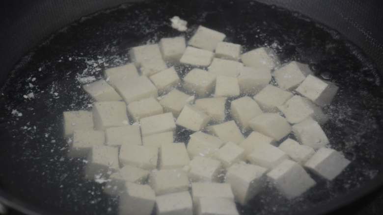 香椿拌豆腐,焯水40秒左右。