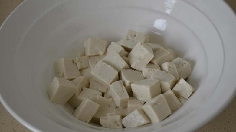 香椿拌豆腐,豆腐控干水分。