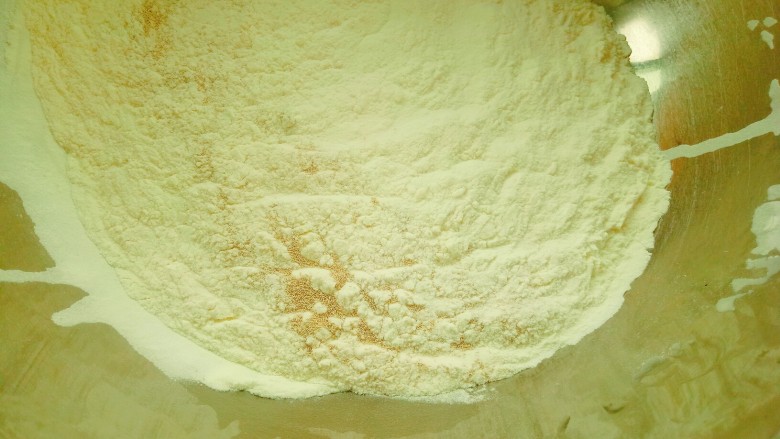 红糖馒头,面粉和酵母混合均匀