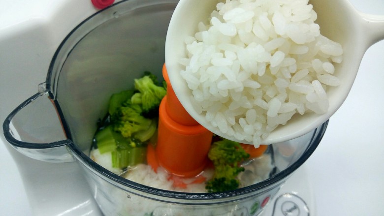 【宝宝辅食】鳕鱼什锦糊,加入刚出锅的米饭(蒸煮好搅拌器里面有水分，所以不用特地再加)