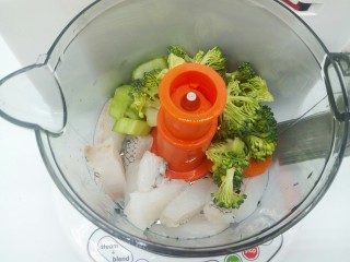 【宝宝辅食】鳕鱼什锦糊,所有食材都放入搅拌器里