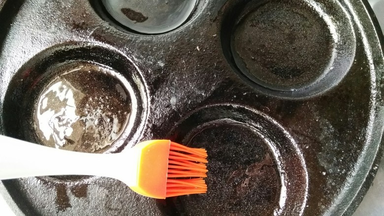 什锦蛋黄堡,在铸铁锅中刷一层薄油后预热一下。
