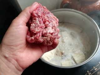 #客家美食#牛肉汤,把腌制好的牛肉一块块放到汤里去