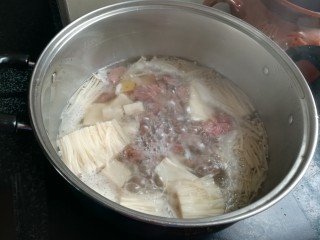 #客家美食#牛肉汤,全部放下去了，用筷子搅拌均匀，免得粘锅