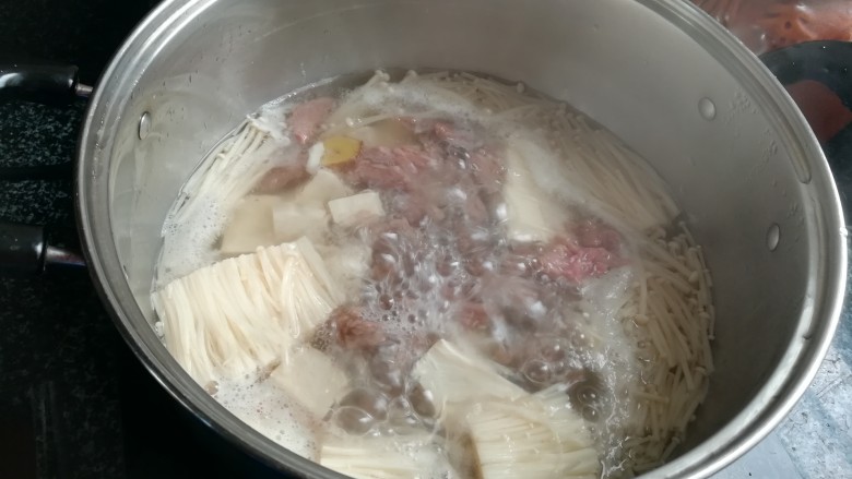 #客家美食#牛肉汤,全部放下去了，用筷子搅拌均匀，免得粘锅