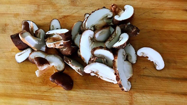 豆笋炒香菇，补钙是能手,切片。