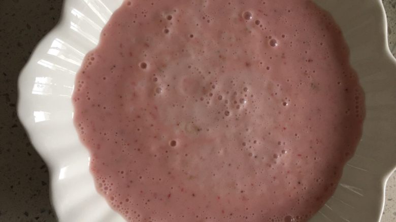 美味水果草莓杨桃酸奶,搅拌好的酸奶倒出