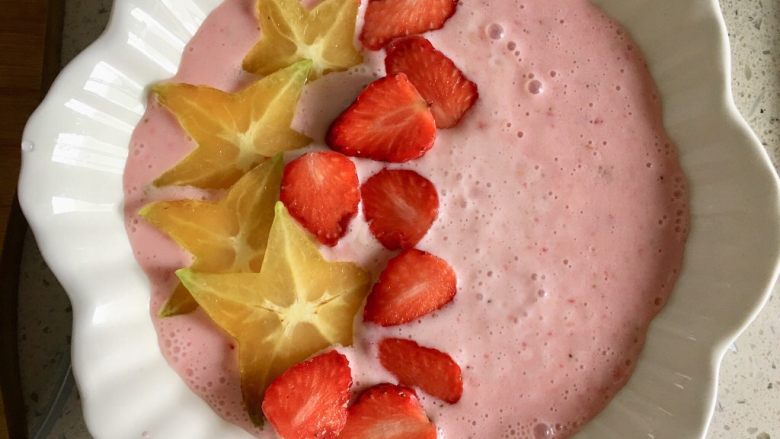 美味水果草莓杨桃酸奶,放上草莓