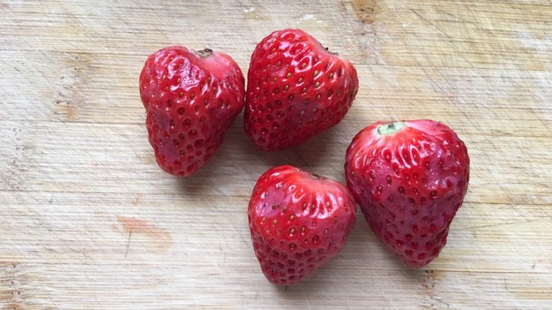 美味水果草莓杨桃酸奶,草莓洗净