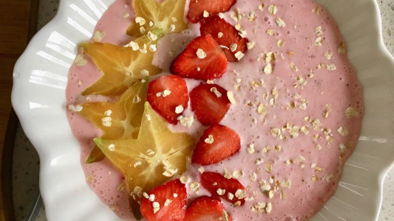 美味水果草莓杨桃酸奶,撒上适量的燕麦片