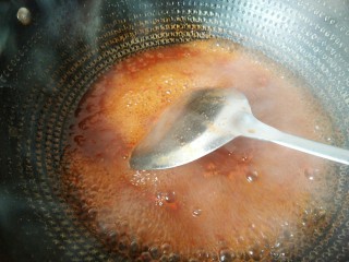 韩式辣炒年糕，炙手可热的小吃,用铲子不停地搅动，大火烧开。