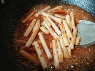 韩式辣炒年糕，炙手可热的小吃,大火烧开，用铲子不停地搅动。