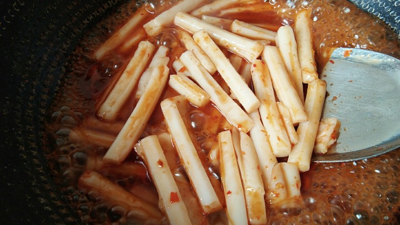 韩式辣炒年糕，炙手可热的小吃,大火烧开，用铲子不停地搅动。