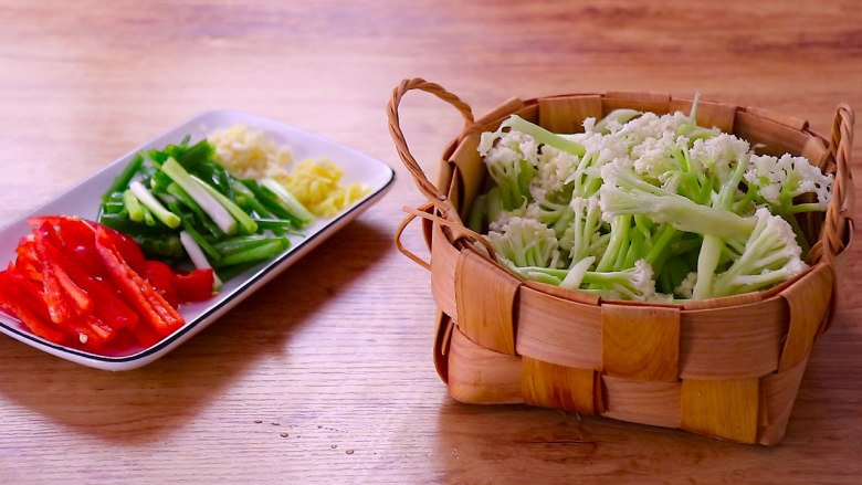 素炒花菜,准备食材：花菜400g 红椒1个 葱段适量