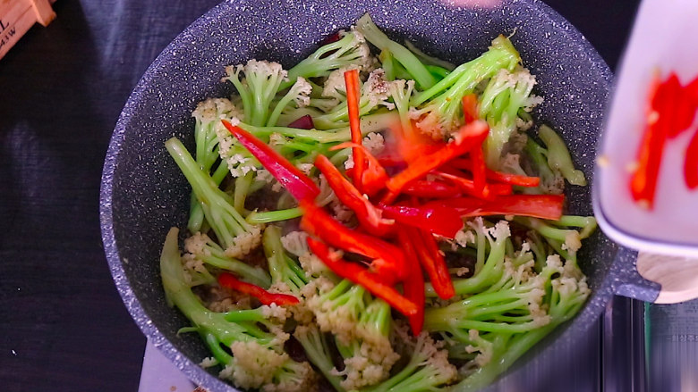 素炒花菜,翻炒均匀后放入切好的红椒丝，红椒的量可根据个人口味增减