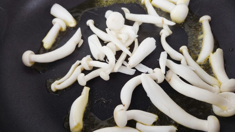 菌类料理+蟹味菇滑蛋,先把蟹味菇放进去炒