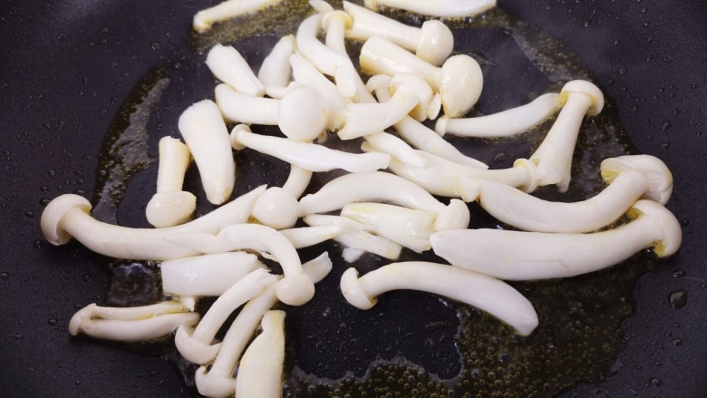 菌类料理+蟹味菇滑蛋,炒至快熟