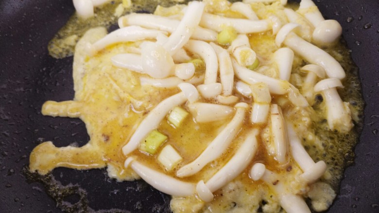 菌类料理+蟹味菇滑蛋,小火让其凝固