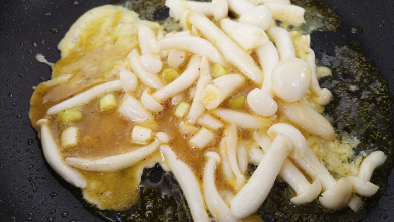 菌类料理+蟹味菇滑蛋,先不要翻动