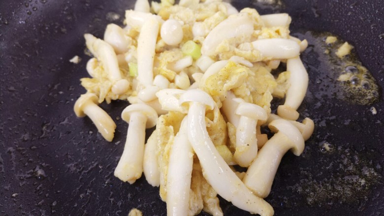 菌类料理+蟹味菇滑蛋,然后再翻炒即可