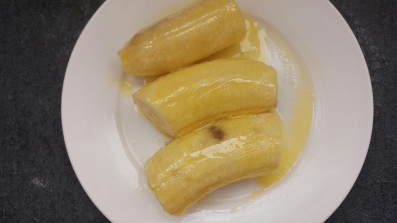 芝士烤香蕉,如图都刷好黄油