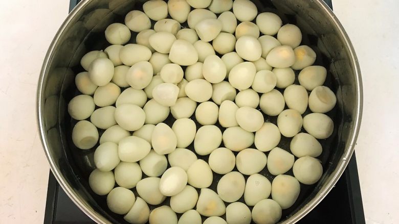 秘制茶香鹌鹑蛋,锅里加入冷水，放入鹌鹑蛋