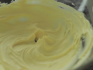 红丝绒芝士蛋糕,第三步，将室温软化好的奶油奶酪搅拌至无颗粒状态。