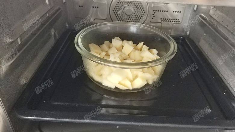 土豆鳕鱼饼,土豆块放入蒸箱中蒸二十分钟