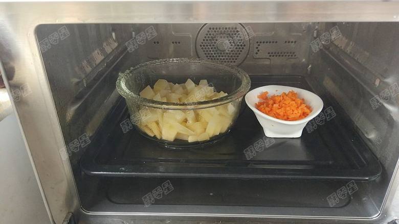 土豆鳕鱼饼,胡萝卜粒也放入蒸箱蒸五分钟