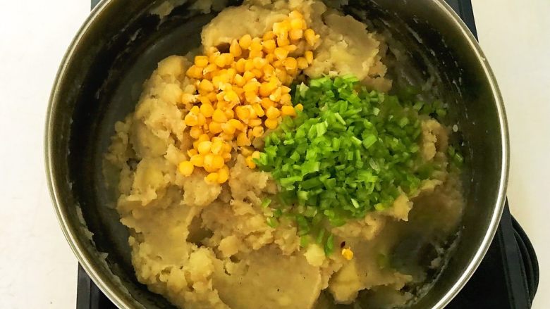 杂蔬玉米土豆泥,加入尖椒丁