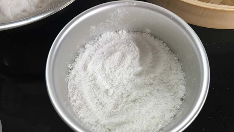 米蛋糕,在模具中洒上一层过了筛的粉，要均匀、平整。