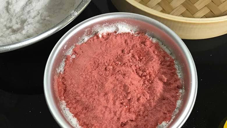 米蛋糕,再撒上冻干草莓粉。