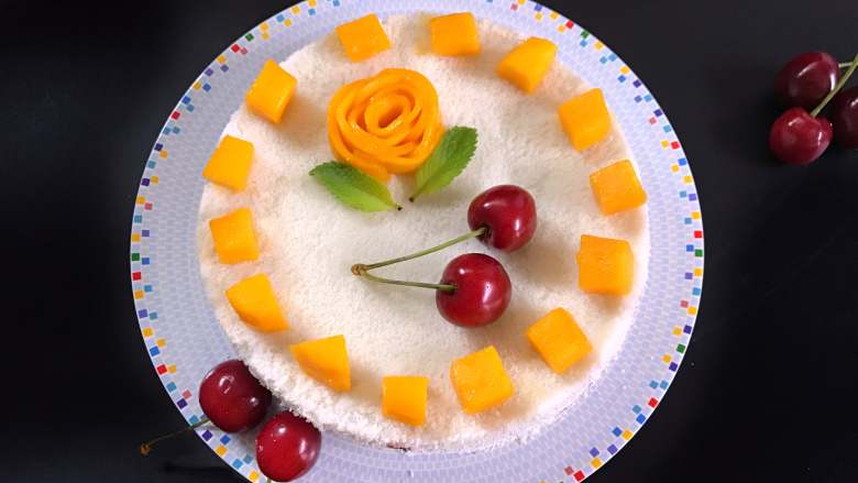 米蛋糕,取出后用水果进行装饰即可。