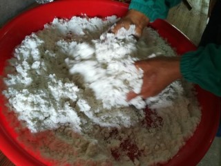 #舌尖上的乡愁#纯手工打造的鼠曲粿,开始和面，没有家乡的那种米，这粉是4份粳米粉加一份糯米粉的比例。