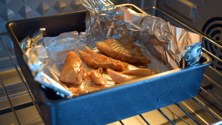 照烧鳕鱼饭,放入烤箱中层160度8分钟，拿出来再裹一层薄薄的照烧酱，继续烤5分钟