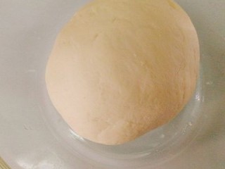 早餐+花样奶香馒头,揉至光滑面团包上保鲜膜进行发酵