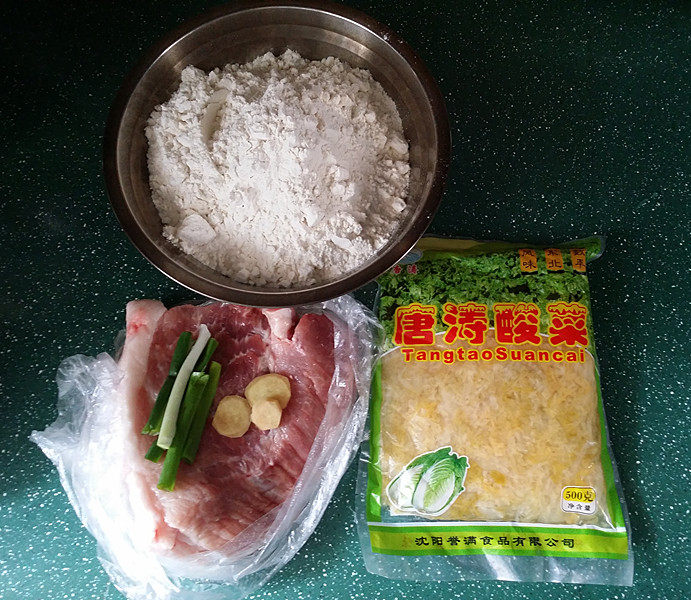 酸菜猪肉饺子,备好食材