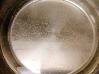 自制零食+迷你原味蛋挞,装有开水的盆子