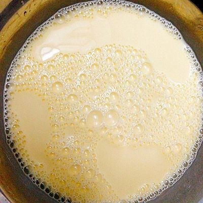 自制零食+迷你原味蛋挞,蛋挞水隔水搅拌均匀，这样白糖才会融化