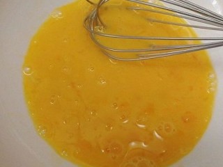自制零食+迷你原味蛋挞,蛋挞水隔水搅拌：首先先将蛋黄打散，加入白糖