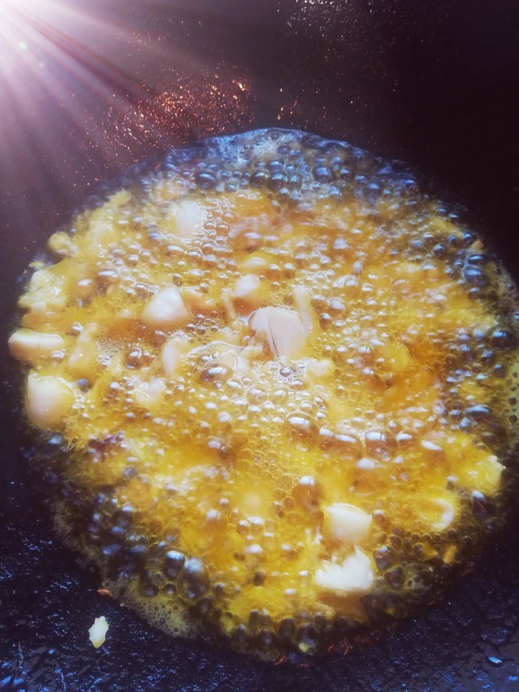 黄焖虾,锅里放油烧热放大蒜和姜炒香