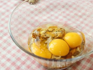 文蛤蛋饼,打入鸡蛋
