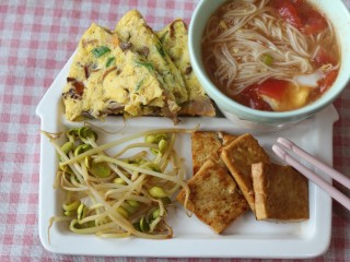 文蛤蛋饼,搭配其他面条和蔬菜，吃早餐～