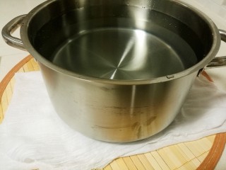 香辣萝卜干,然后再找个重物压在萝卜上挤出水份，压一晚上，我家没有重物，我用大钢筋锅盛了满满一锅水，压在萝卜上面。