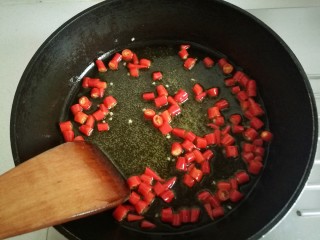 香辣萝卜干,锅中加入菜籽油，烧热后倒入剁好的小米椒，炒出香味。