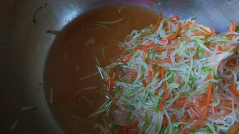 花样四喜蒸饺,把多于的汤汁挤出来。