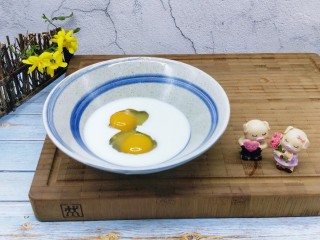 #辅食计划#华夫饼～酵母版,准备个大口器具，将牛奶，鸡蛋，酵母放入器具中。