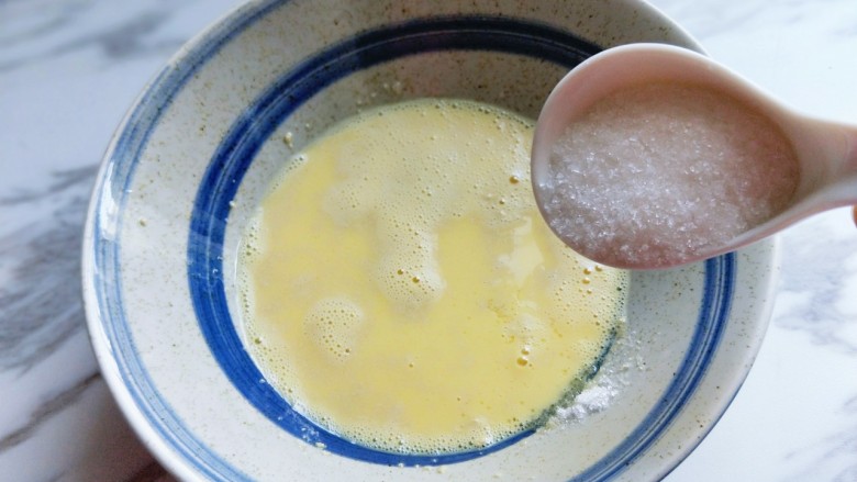 #辅食计划#华夫饼～酵母版,加入细砂糖。(糖的量可以根据个人喜欢来增减)