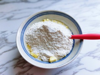 #辅食计划#华夫饼～酵母版,再加入中筋面粉。